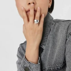 Sygnet Bold Motif ze srebra, z motywem serca